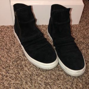 Women’s black sperry high tops.